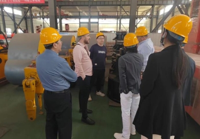 國外客戶參觀工廠并探討液壓夯HC150 HC180 并在場地觀察實(shí)際夯實(shí)效果