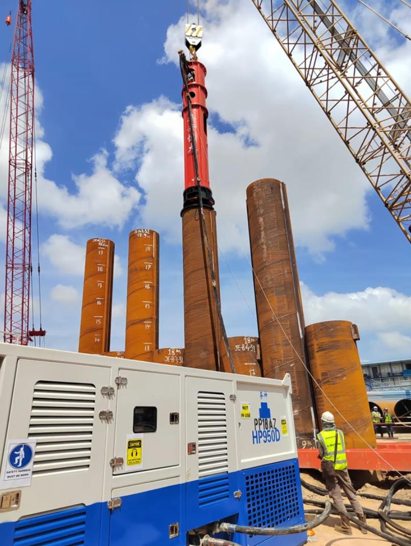 液壓打樁錘配備有 25 噸重的落錘